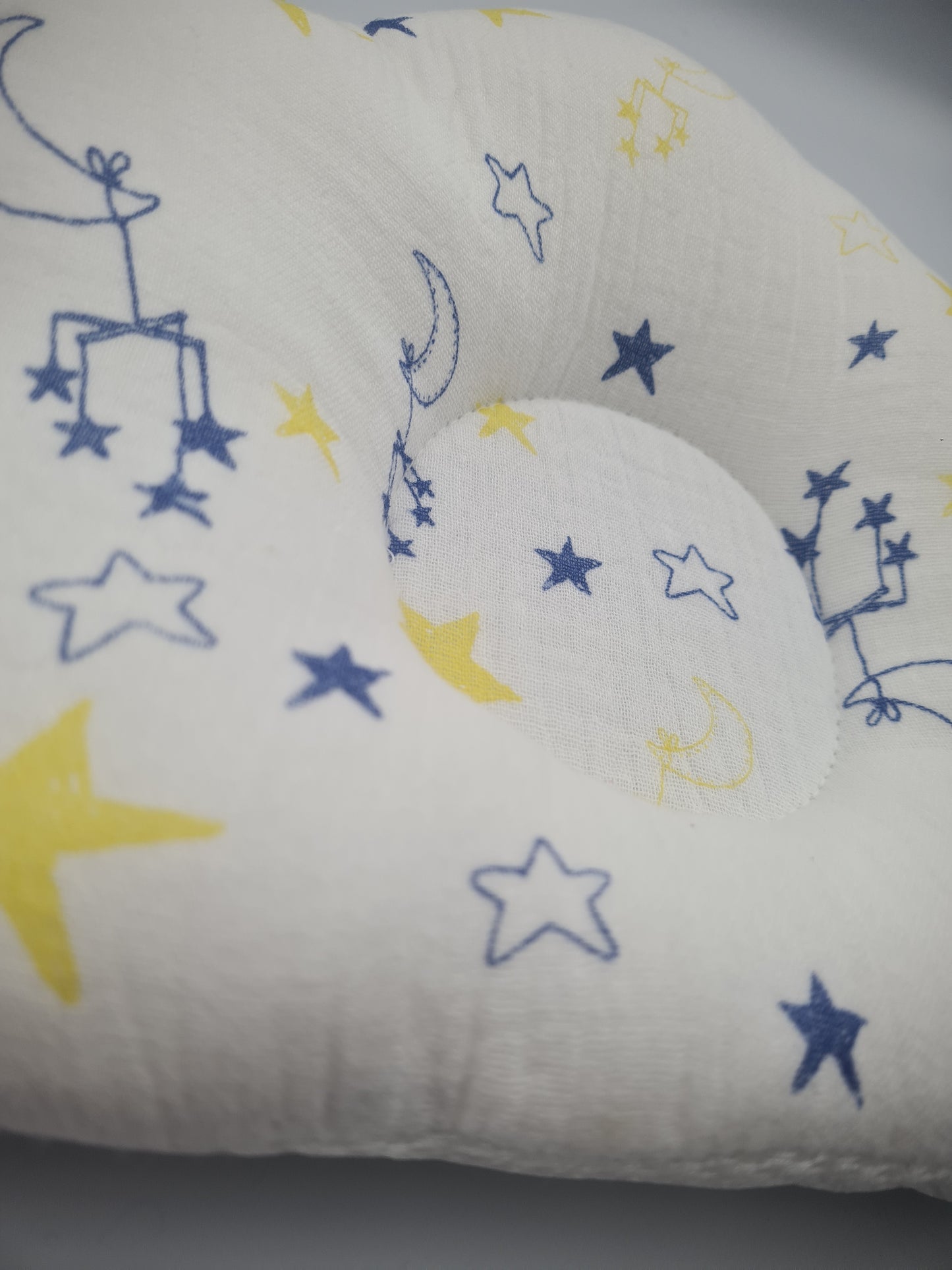Hush Finds Baby Anti-Flat Head Pillow – Stars & Moon Print