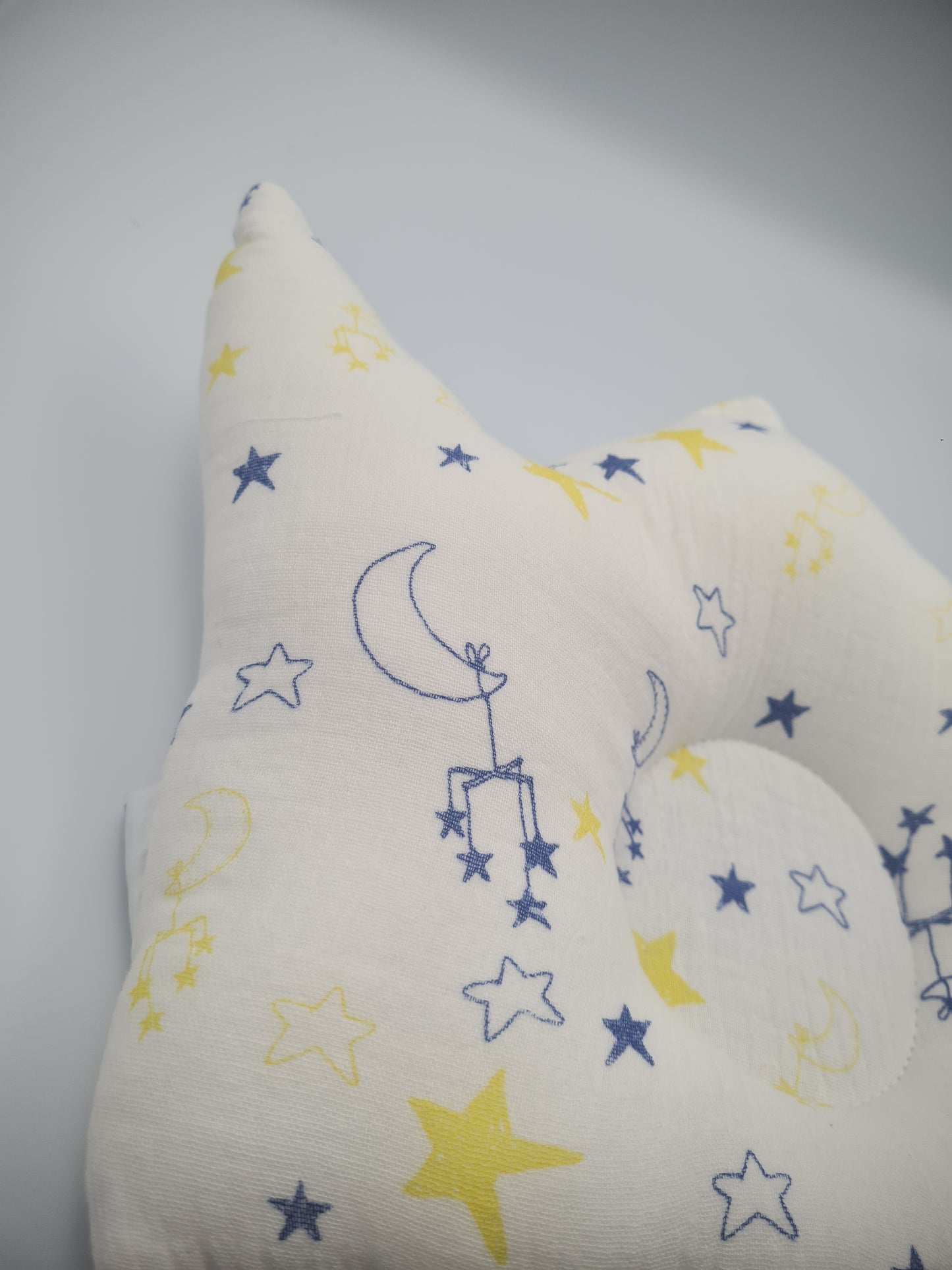 Hush Finds Baby Anti-Flat Head Pillow – Stars & Moon Print