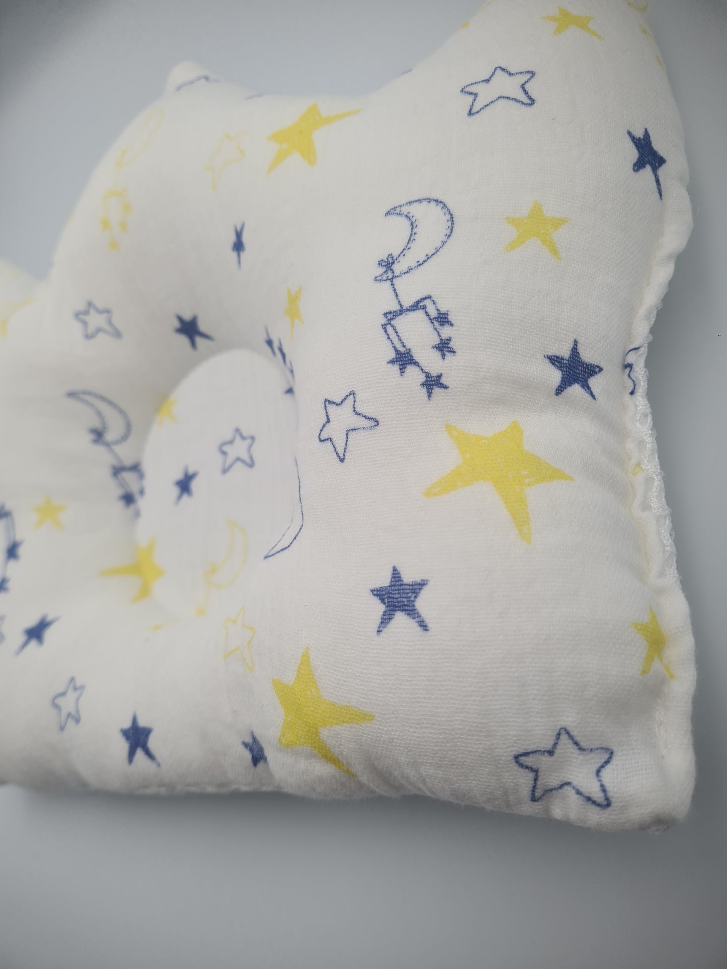 Hush Finds Baby Anti-Flat Head Pillow – Stars & Moon Print